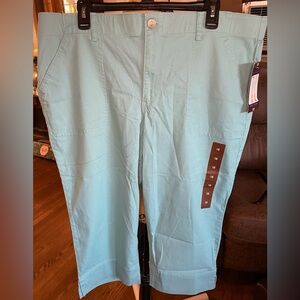 Gloria Vanderbilt ladies Aqua Cargo Capri Pants NWT Sz 18